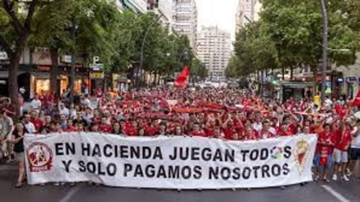 Manifestación en Murcia contra el desenso administrativo del club en 2014