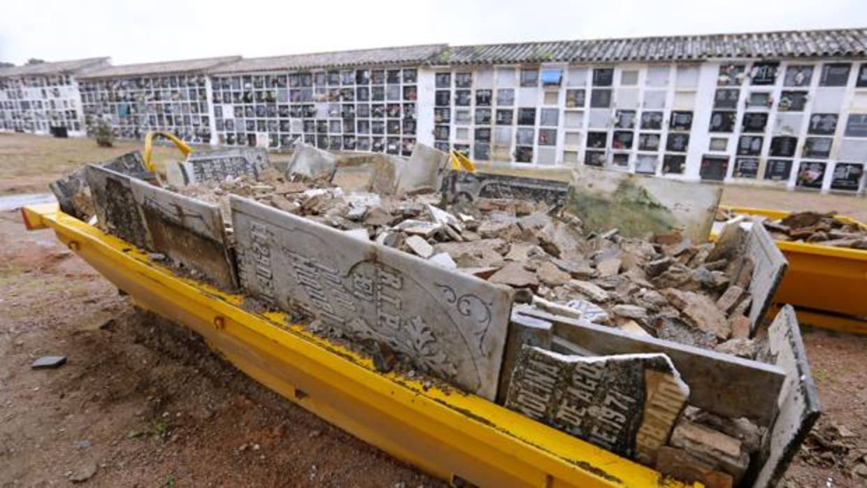 Lápidas apiladas en un contenedor en el cementerio de San Rafael