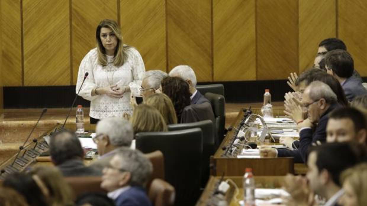 La presidenta de la Junta, Susana Díaz, durante la sesión de control al Gobierno andaluz de este jueves