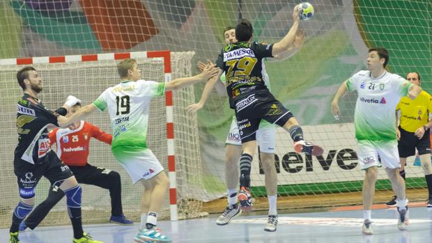 El Ángel Ximénez AVIA Puente Genil se queda sin premio frente al ABANCA Ademar León (27-26)