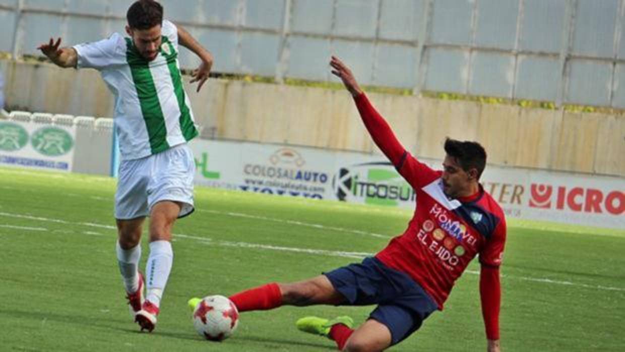 Jordi Ortega intenta poner un pase durante el duelo ante el CD El Ejido 2012