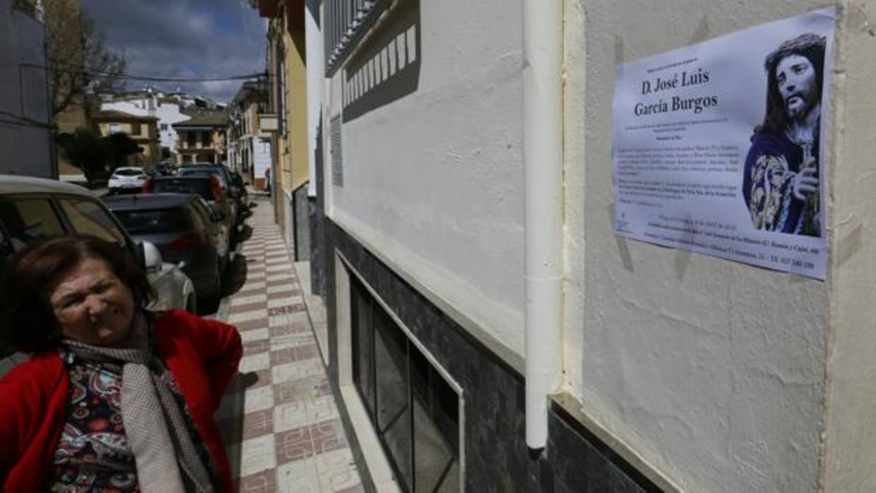 Una mujer observa la esquela de uno de los dos fallecidos en Priego de Córdoba