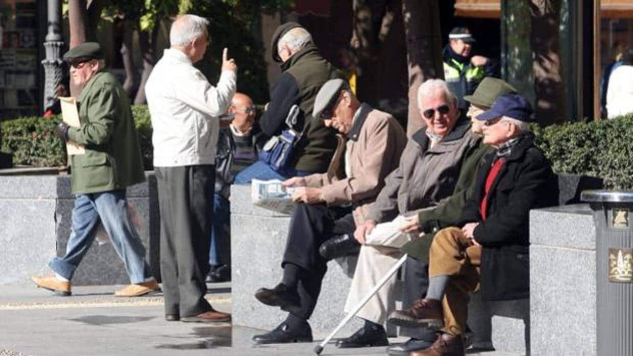 Un grupo de ancianos en Las Tendillas