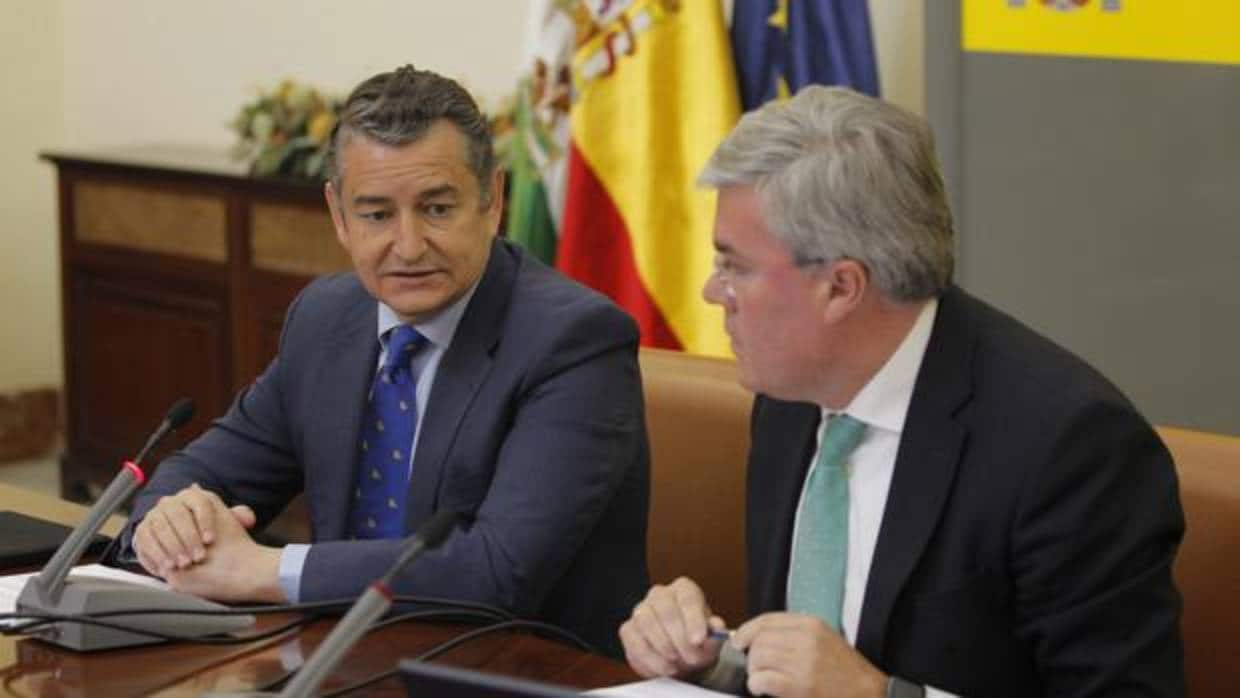 Antonio Sanz y Fernández de Moya informan de las rebajas fiscales en la delegación del Gobierno en Andalucía