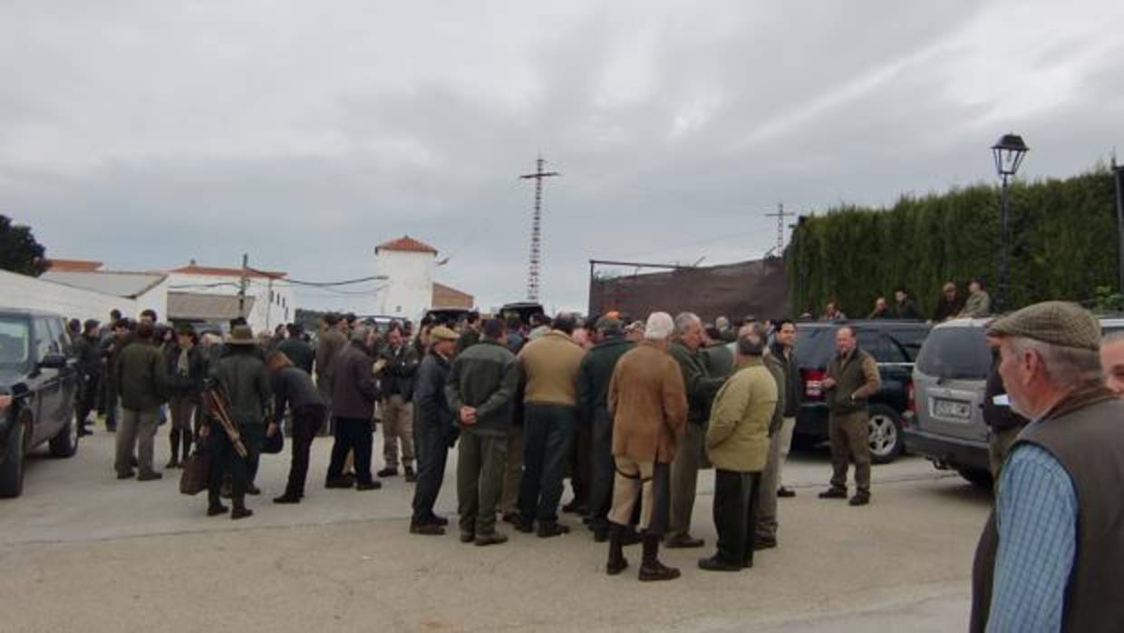 Cazadores al inicio de una jornada de montería en una finca de Córdoba