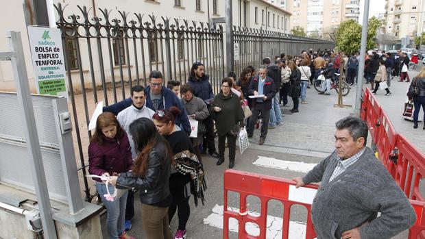 Sadeco rechaza las alegaciones de 50 aspirantes sobre el examen para 12 plazas de peón en Córdoba