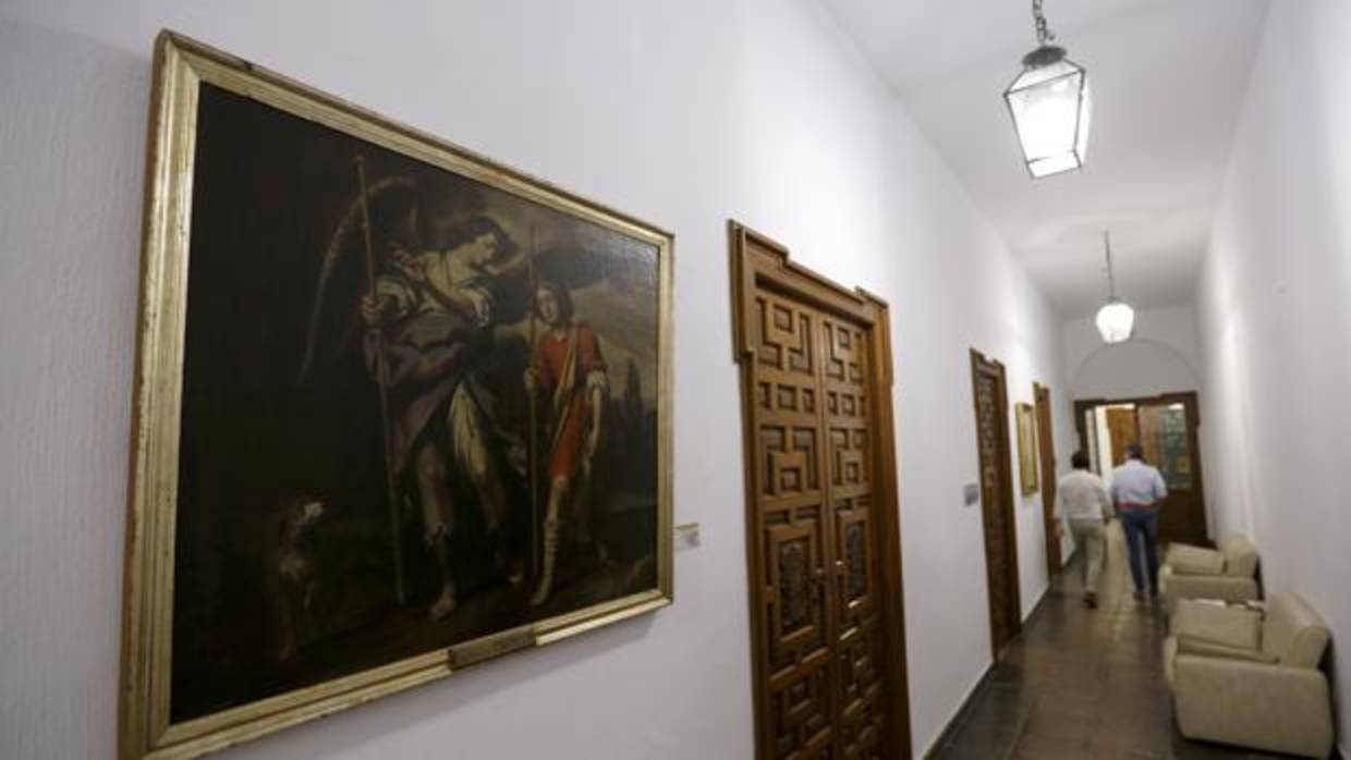 Dos personas caminan por un pasillo de la Diputación de Córdoba