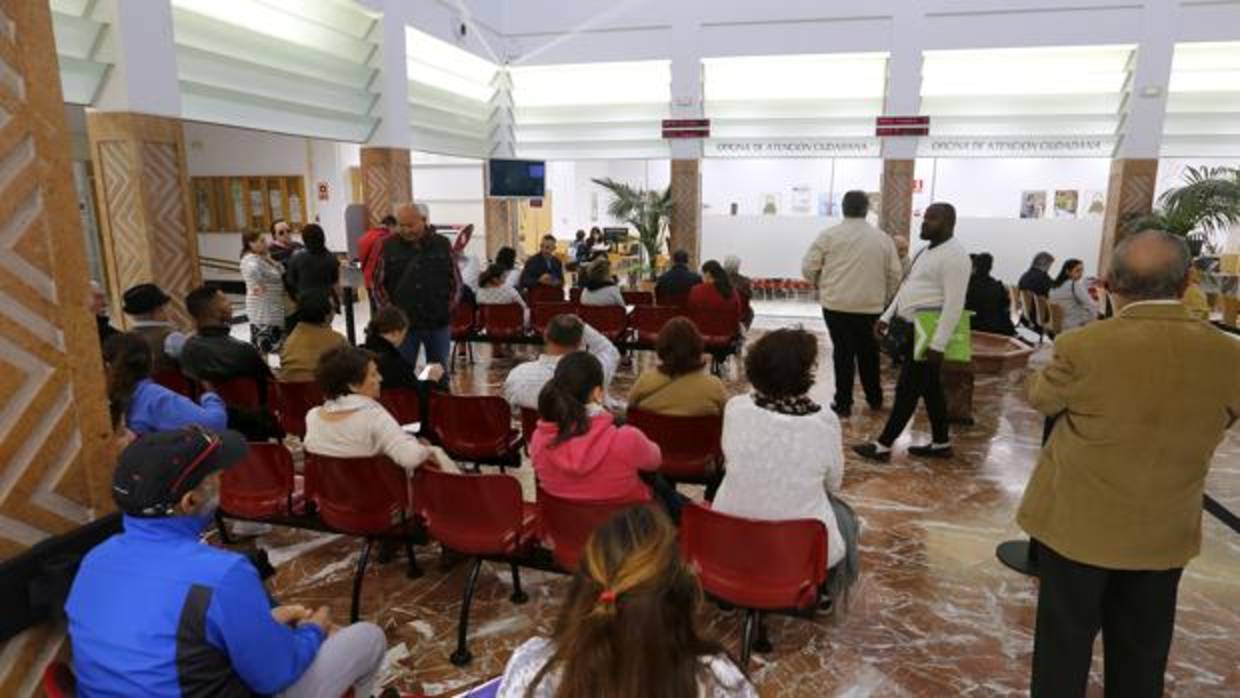 Usuarios de la Atención al Ciudadano en el edificio de Gran Capitán