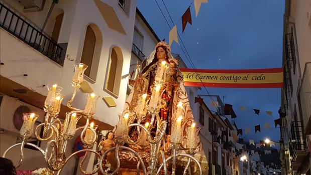 La Virgen del Carmen de Rute inunda de fe el barrio de la Vera Cruz