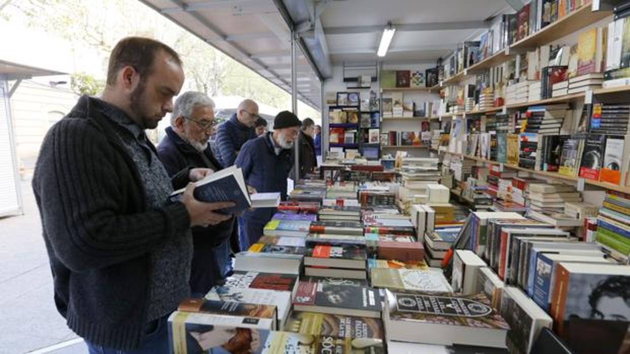 Público en un expositor de la Feria del Libro de Córdoba