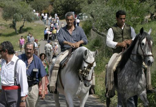 Se accede en carroza, a pie, a caballo o en coche