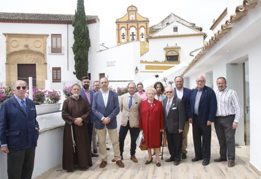 Hermanos de la corporación durante la bendición de la casa hermandad