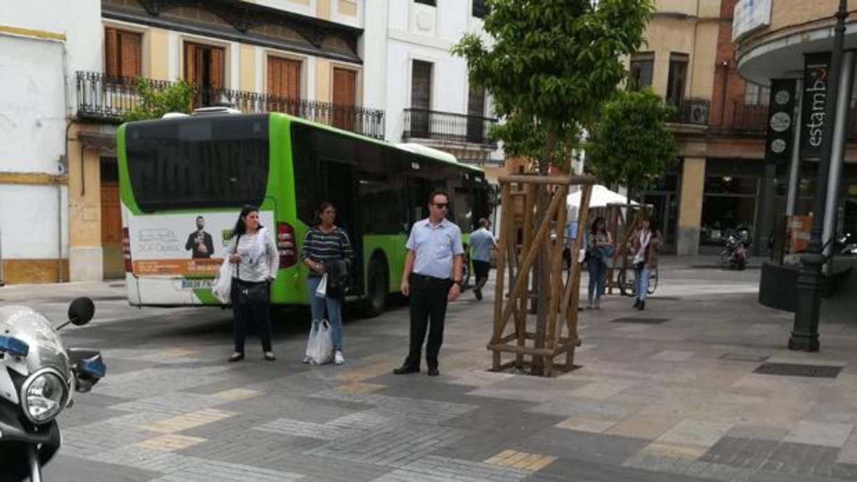 Autobús de Aucorsa averiado en la calle Diario de Córdoba