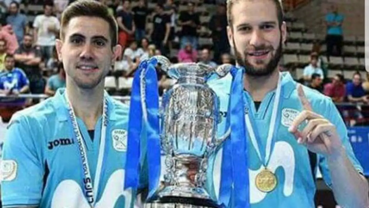 El cordobés Bebe y el bujalanceño Solano posan con la Copa de Europa del Inter Movistar