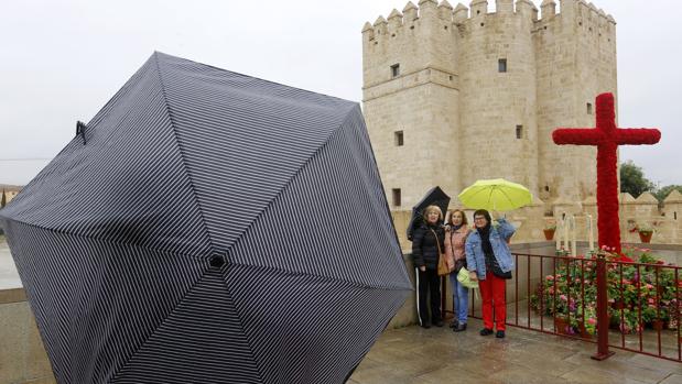 El tiempo en Córdoba: paraguas en las Cruces, casi seguro