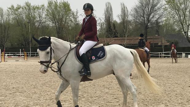 La estudiante de la UCO Marta Cobo, subcampeona de España universitaria de hípica con «Casado de Vald»