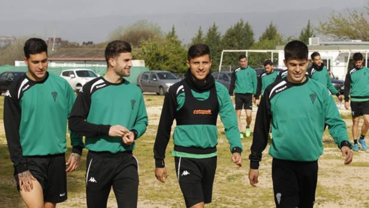 El defensa del Córdoba CF Álex Quintanilla, a la derecha, a la llegada al entrenamiento