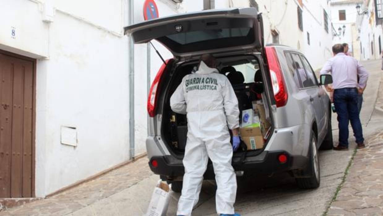 Investigadores recogiendo pruebas del domicilio de Baean donde se halló muerto al anciano