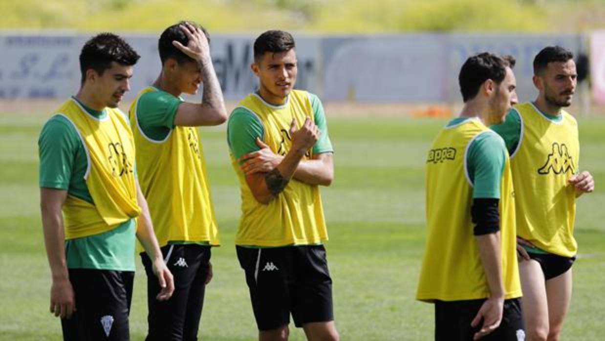 Juanjo Narváez, en el centro, en el entrenamiento del martes en la Ciudad Deportiva