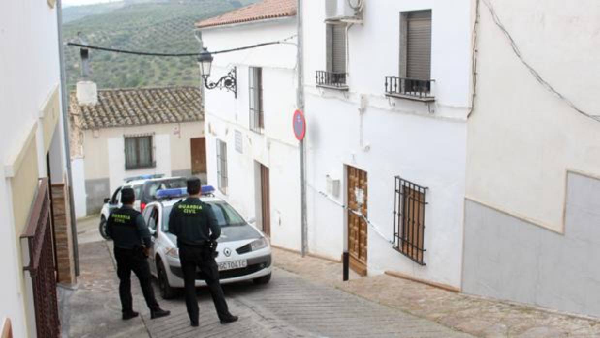 La Guardia Civil custodia la casa en que se produjo el homicidio
