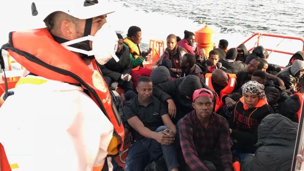 Rescatados ocho menores magrebíes en una patera en el Estrecho de Gibraltar