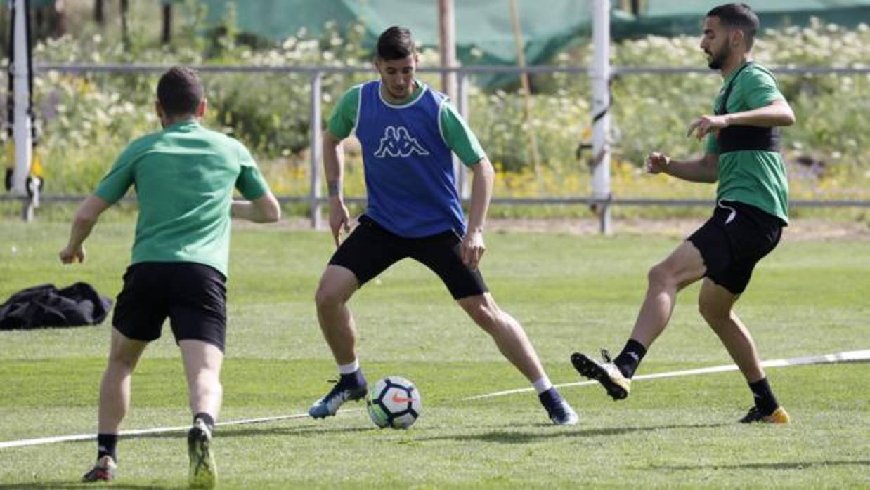 El delantero del Córdoba CF conduce el balón en el entrenamiento del martes