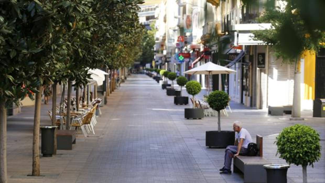 Pavimento de la calle Cruz Conde de Córdoba con granito