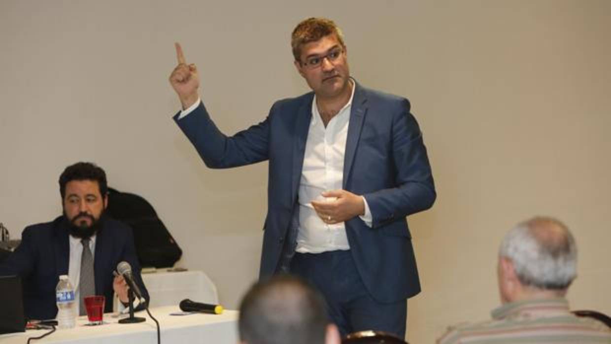 Javier Gil, durante su conferencia en Córdoba