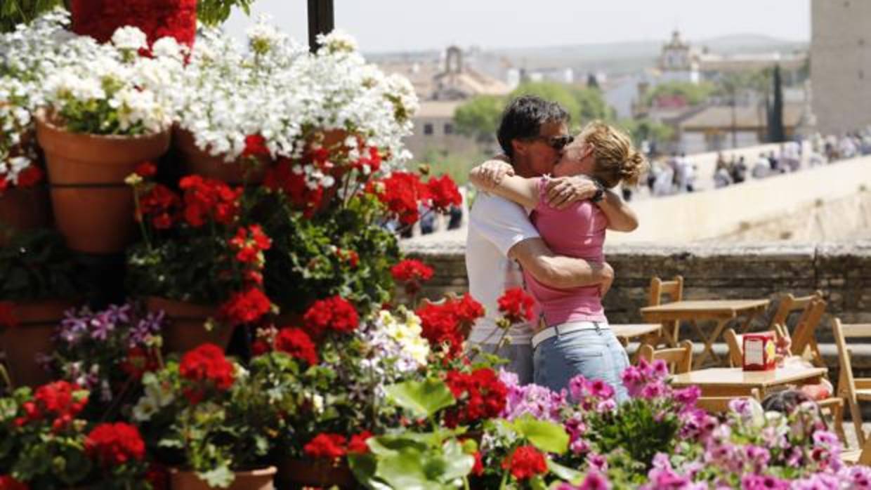 Una pareja en la cruz de mayo del Santo Sepulcro, en el Triunfo