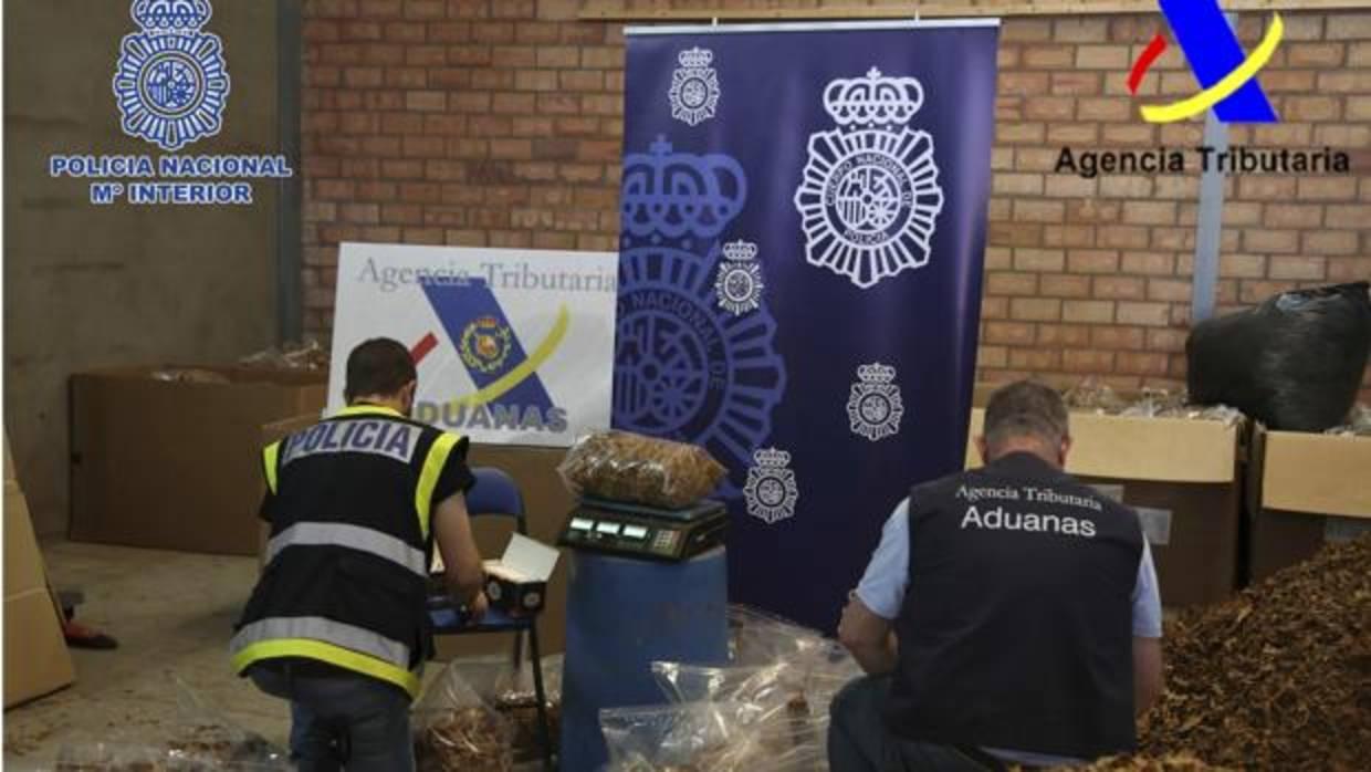 Dos agentes en una nave de Córdoba donde almacenaban tabaco de contrabando