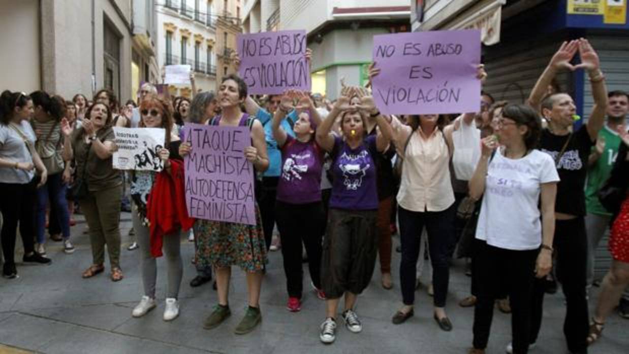 Escrache al ministro de Justicia en su visita a Córdoba por la sentencia de La Manada