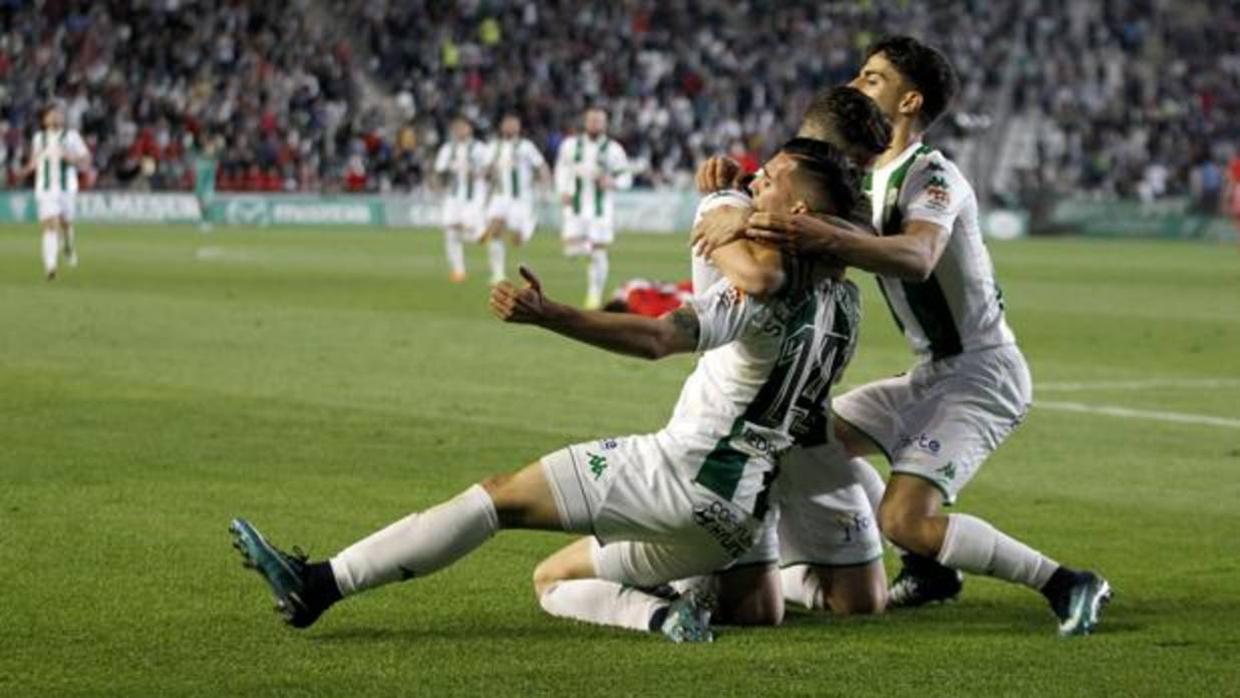 Los jugadores del Córdoba celebran el tercer tanto ante el Sevilla Atlético