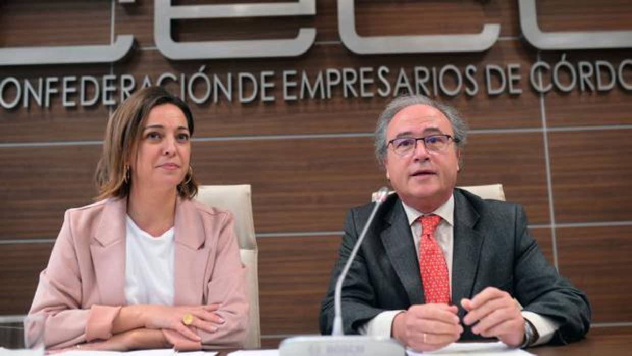 La alcaldesa junto al presidente de la Confederación de Empresarios (CECO)