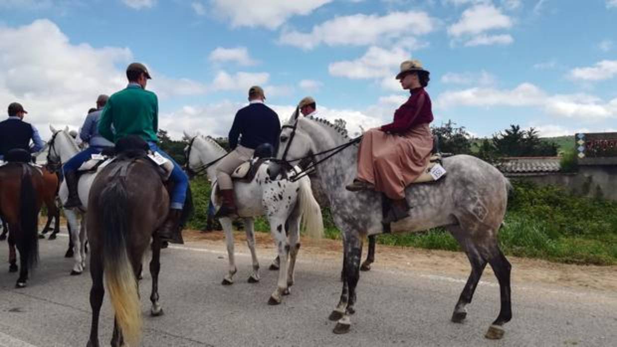 Varios romeros a caballo, en Los Barrios