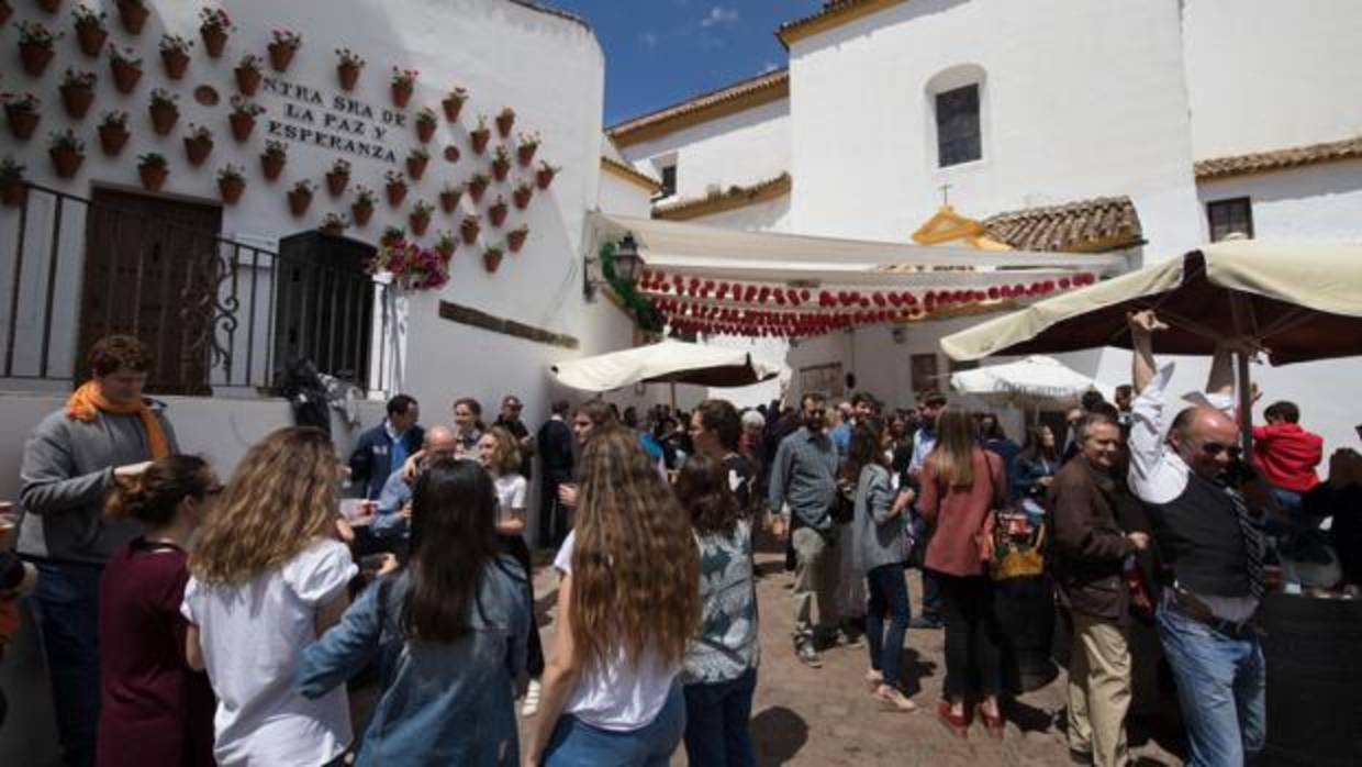 Ambiente festivo ayer a mediodía en la cruz del Bailío