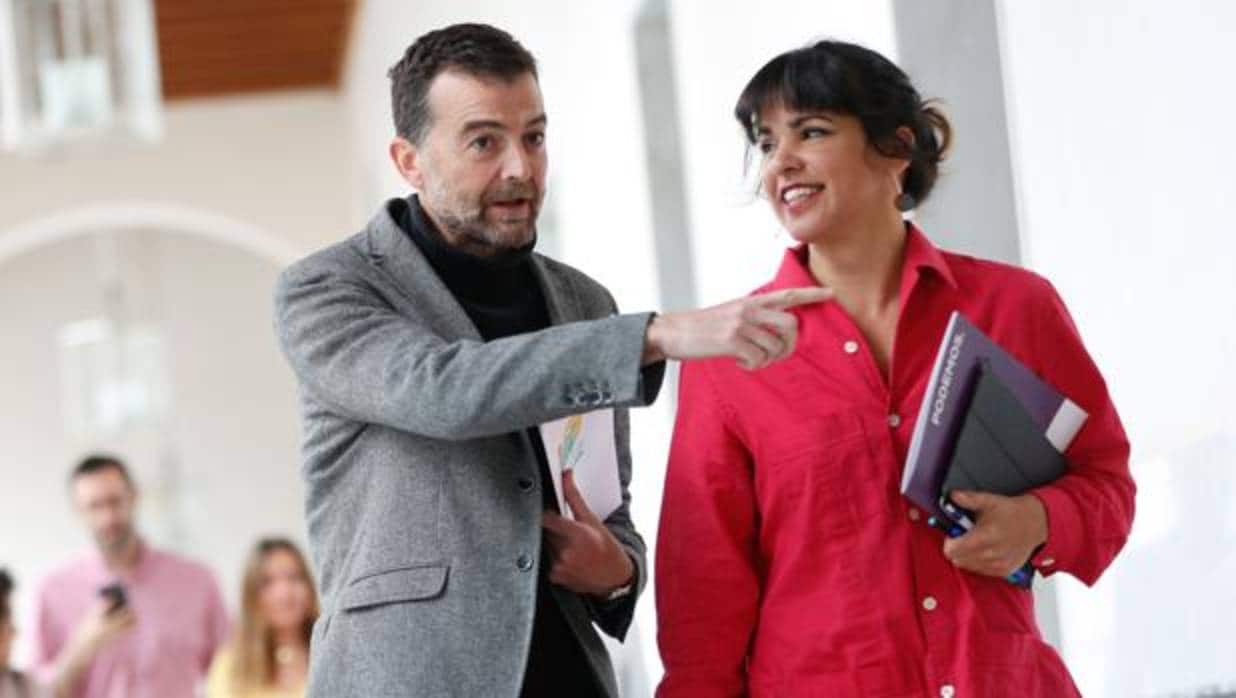 La coordinadora de Podemos, Teresa Rodríguez, junto al coordinador de IU, Antonio Maíllo