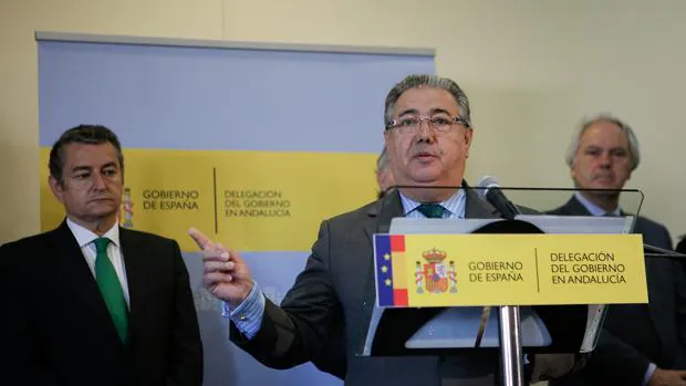Juan Ignacio Zoido pide el máximo respaldo a la víctima de «La Manada»