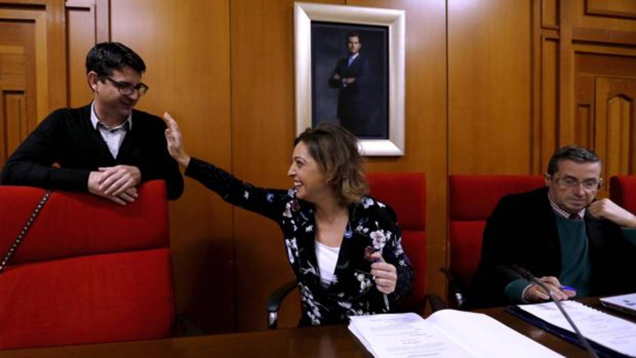 Isabel Ambrosio y Pedro García, durante un Pleno del Ayuntamiento de Córdoba