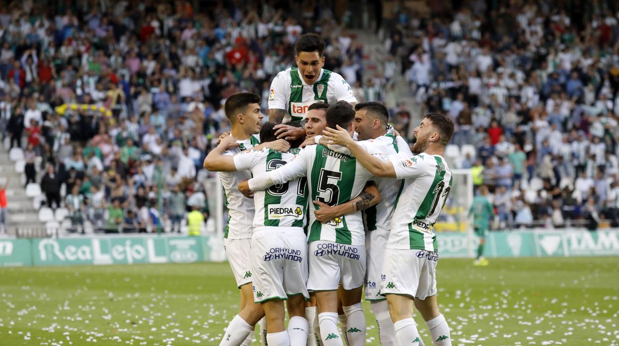 Los jugadores del Córdoba CF celebran el 1-0 ante el Almería