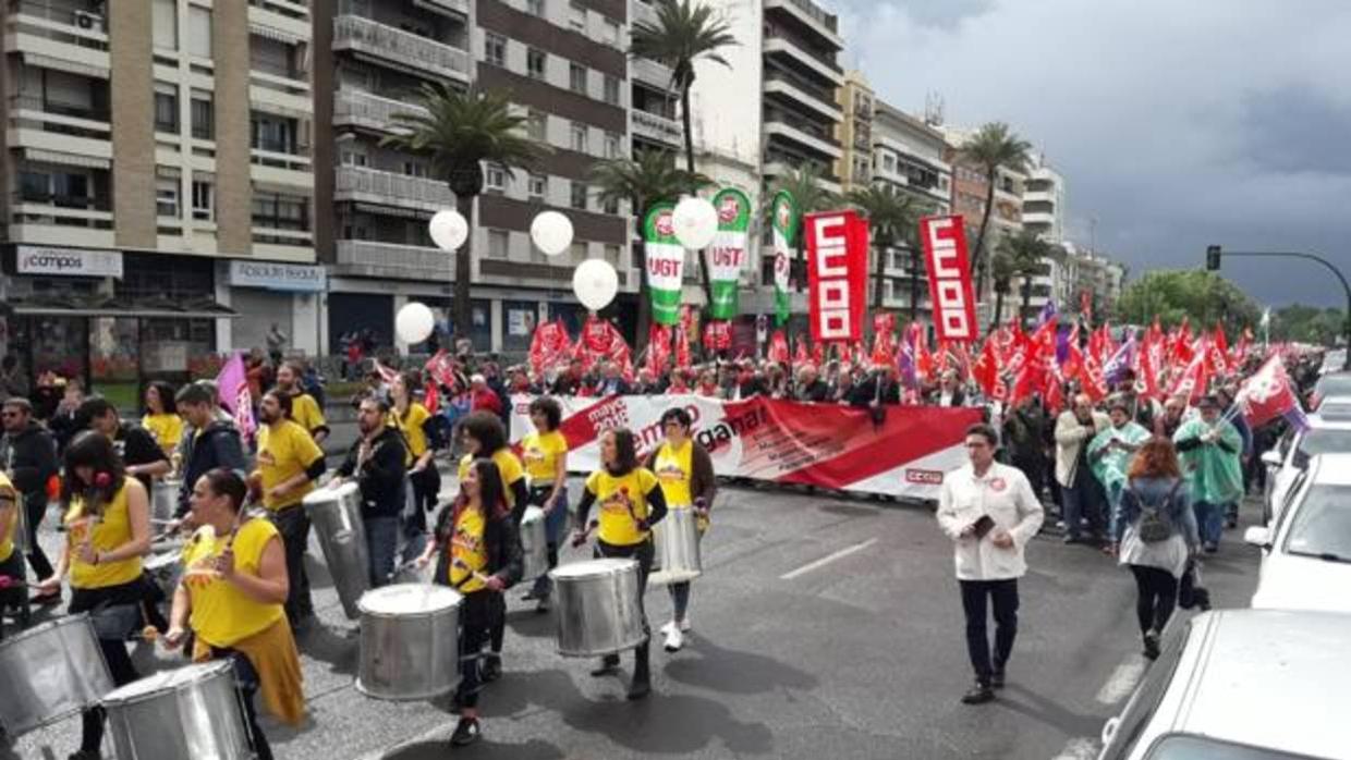 Manifestación del 1 de Mayo a su paso por el Paseo de la Victoiria este martes