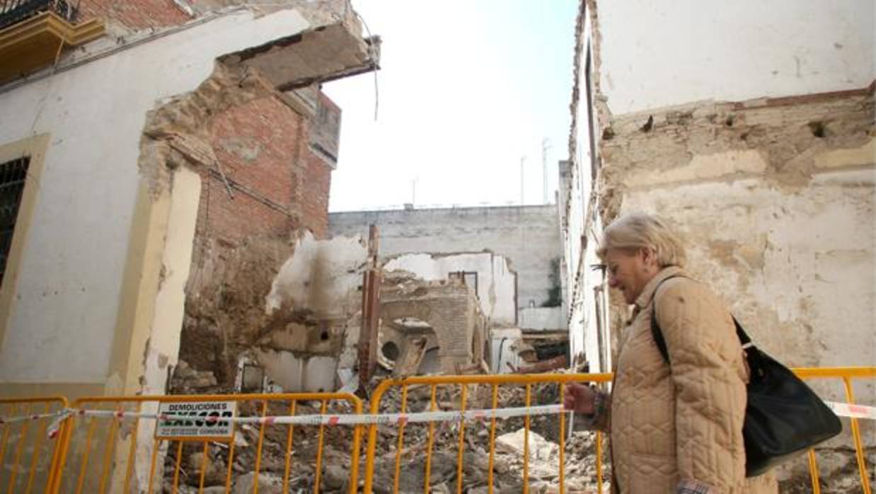 Edificio a medio derruir en la calle Rodríguez Sánchez, en una imagen de 2007