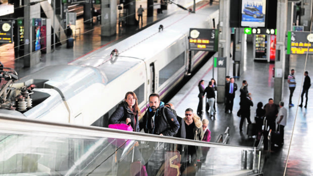 Pasajeros del AVE en la estación de Córdoba