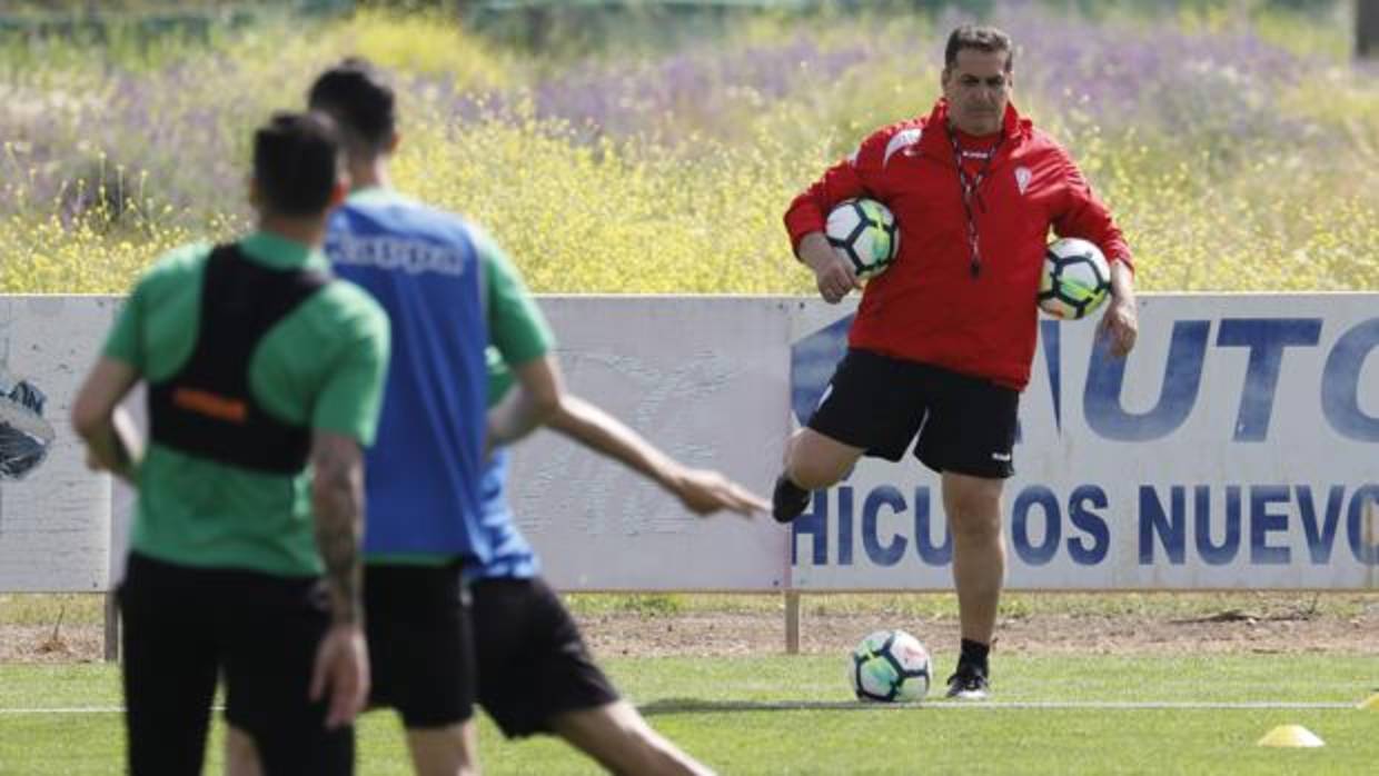 El entrenador del Córdoba CF, José Ramón Sandoval, golpea el esférico