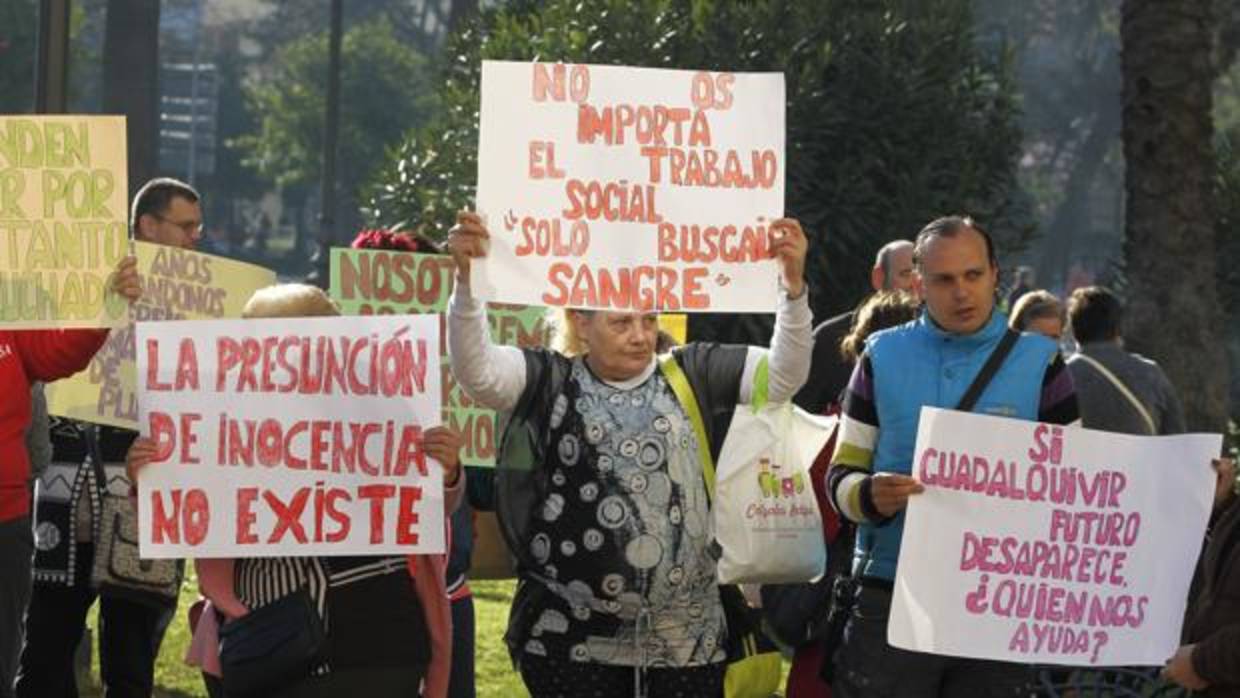 Un grupo de personas se manifiestan a favor de los responsables de Guadalquivir Futuro