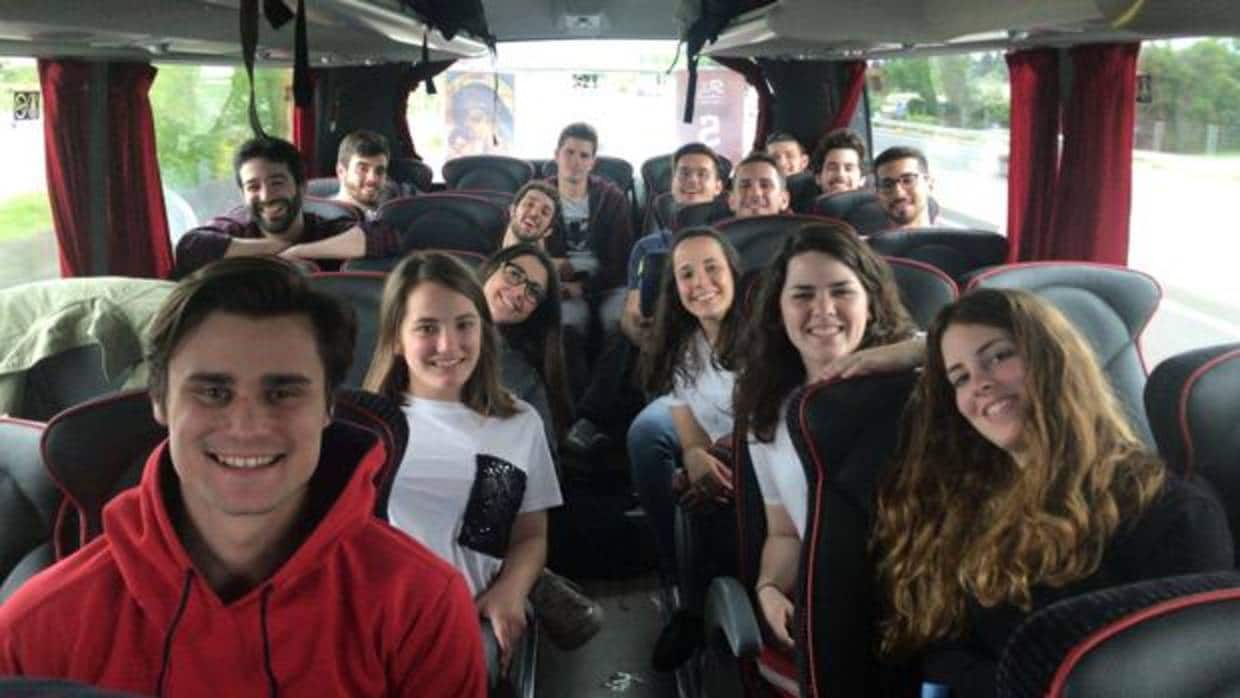 Jóvenes participantes en el encuentro en la capital italiana de camino en el autobús