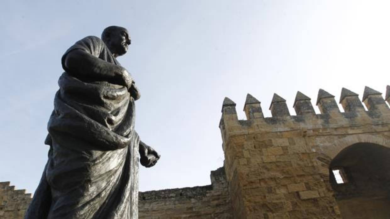 Estatua de Séneca en la Puerta de Almodóvar