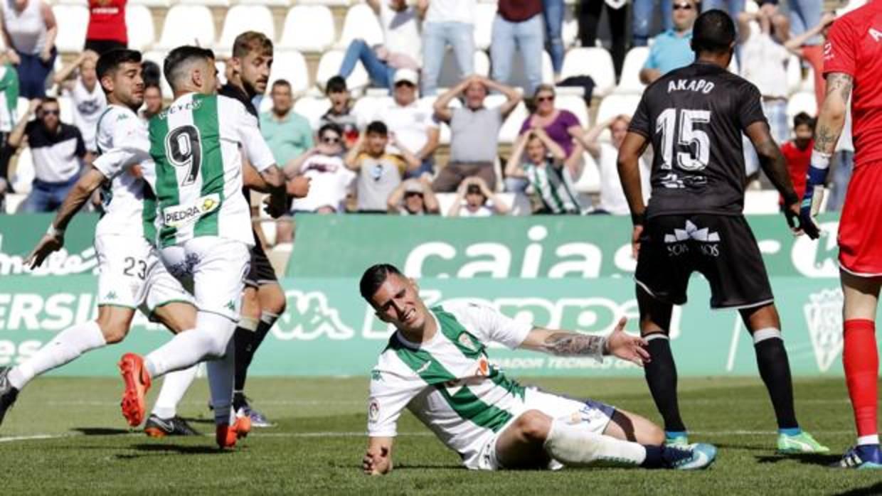 Sergi Guardiola se lamenta sobre el verde durante el duelo disputado ante el Huesca