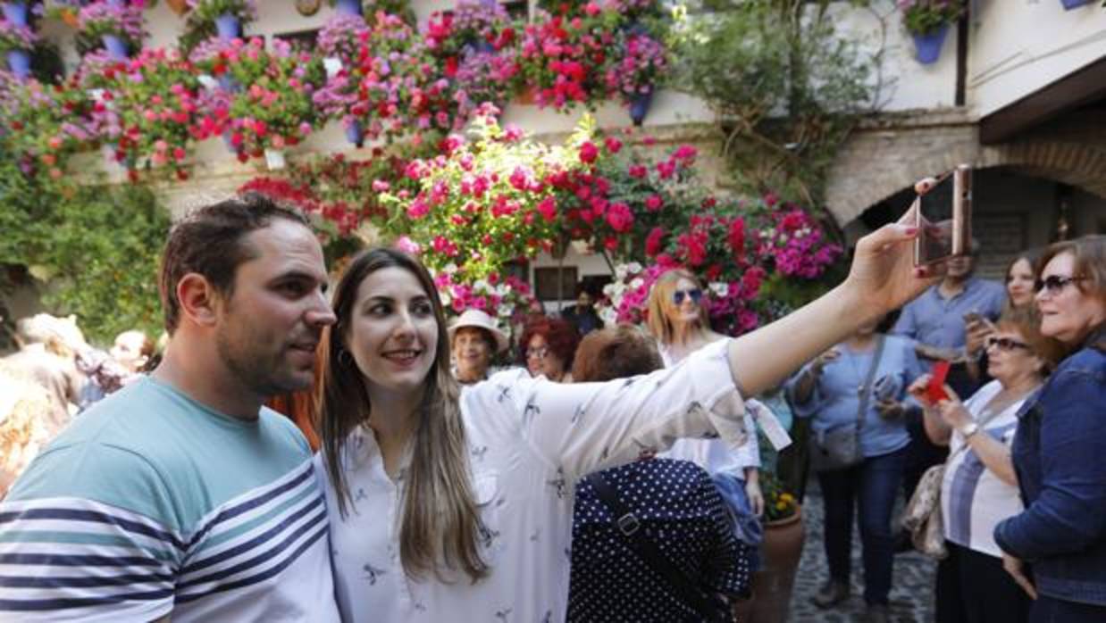 Una pareja se hace un «selfie» en un patio de San Basilio en la mañana de ayer