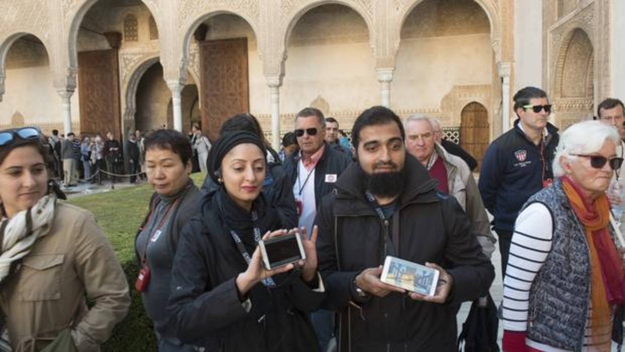 Turistas visitando la Alhambra de Granada