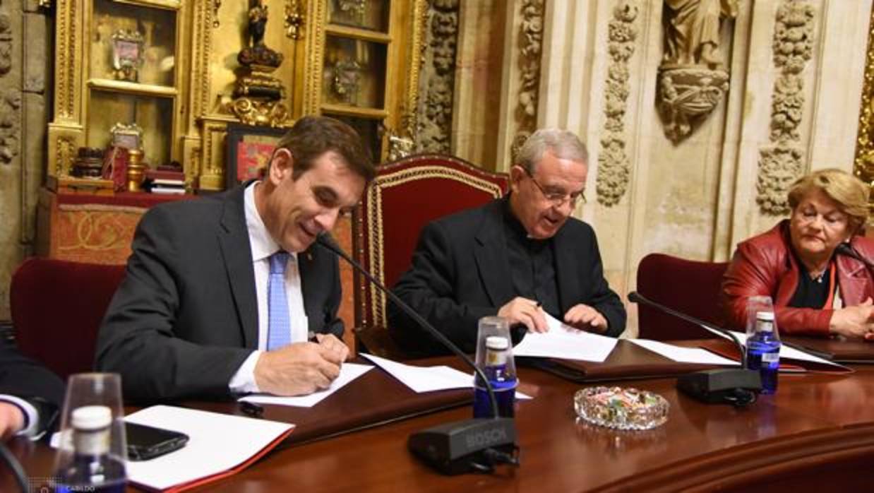 El presidente de la Agrupación y el deán-presidente del Cabildo Catedral de Córdoba, en la firma del convenio